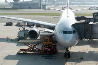 Chargement de fret sur un avion cargo