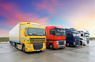 camions-jaune-rouge-bleu-blanc
