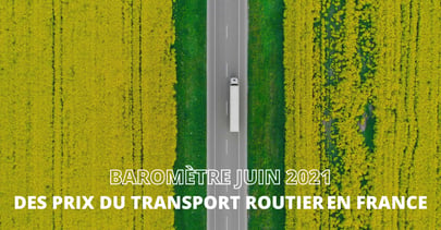 Vue aérienne d'un camion près de champs.