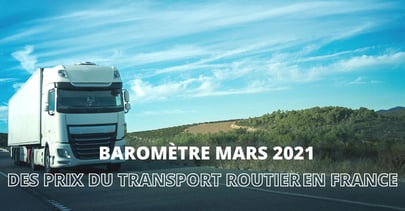 Camion sur une route de campagne.