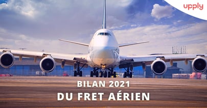 Avion cargo sur la piste de décollage