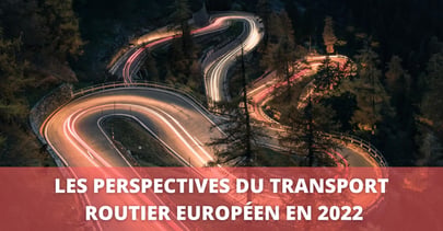 Trace lumineuse sur une route.