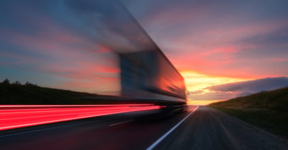 camion-vitesse-coucher-de-soleil