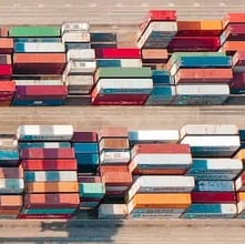 conteneurs à bord d'un navire
