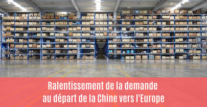 Étagères pleines dans un entrepôt.