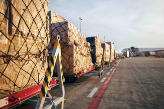 Palettes cargo en attente de chargement sur le tarmac.