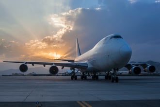 avion cargo au coucher du soleil