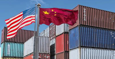 Drapeaux chinois et américain, avec des conteneurs à l'arriere plan