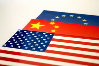 Drapeaux des États-Unis, de la Chine et de l'Union européenne.