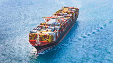 vu-aérienne-un-navire porte-conteneurs-en-mer
