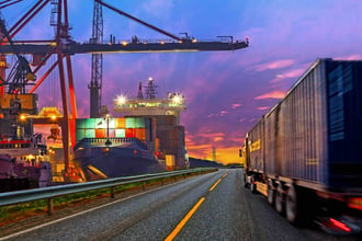porte conteneurs et camion