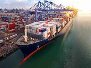 Navire porte conteneurs dans un port.