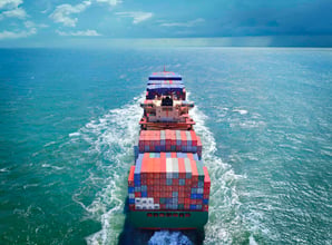 porte conteneur en mer