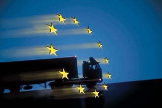 Camion et étoiles de l'Union européenne.