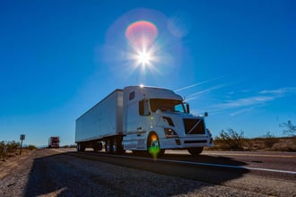 Camion sur une route de Californie