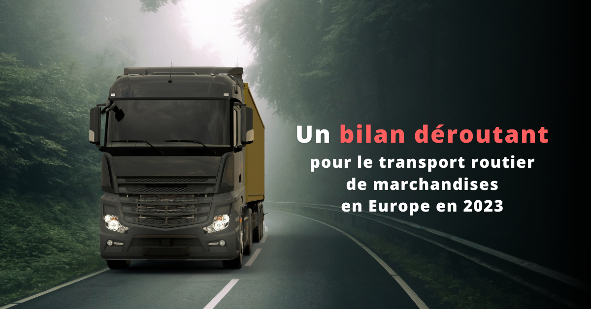 un-camion-noir-roulant-sur-la-route-dans-la-brume